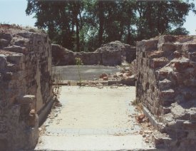 Die Schloßruine III * - Ein Eingangsbereich mit gekacheltem Boden, Aufnahme Ende der 90er Jahre