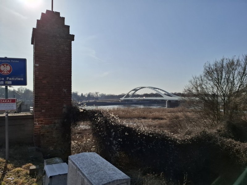 Aktuelle Fotos der Stadt Küstrin / Kostrzyn Ehemalige Altstadt & Festung - Blick zur neuen Eisenbahnbrücke über die Oder 2026 *9