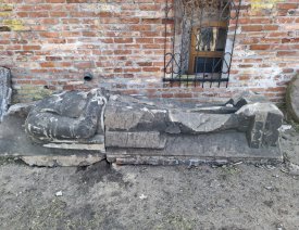 Statue der Stülpnagelkaserne *9 - Die Statue, die an der Hausecke der Wache der ab 1935 erbauten Stülpnagelkaserne in der Zorndorfer Chaussee (Heerstraße) wurde 2025 durch Mitarbeiter des Festungsmuseums auf einer Baustelle geborgen und gesichert. Kopf und Schwert fehlen, siehe historisches Foto. Die Statue kann man sich nun neben dem Eingang zu den Kasematten in der Bastion Philipp ansehen.