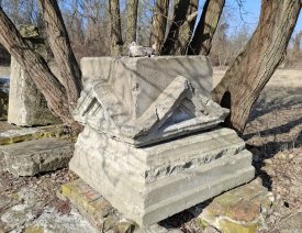 Reste des Kriegerdenkmals aus Alt-Drewitz *9 - Das Denkmal für die Gefallenen bei den deutschen Einigungskriegen 1864-1871 aus Alt-Drewitz wurde am ehemaligen Standort des entsprechenden Küstriner Denkmals am Markplatz abgelegt.