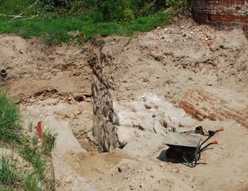 Ausgrabungen zwischen Schloß und Oder ***** - begonnen im Juli 2012.