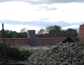 Sanierte Mauer mit Mönch **** - Saniert bzw. wieder aufgebaut während der noch anhaltenden (Okt. 2011) Sanierungsarbeiten rund ums Kietzer Tor. Als Mönch wurde der kleine Turm bezeichnet.