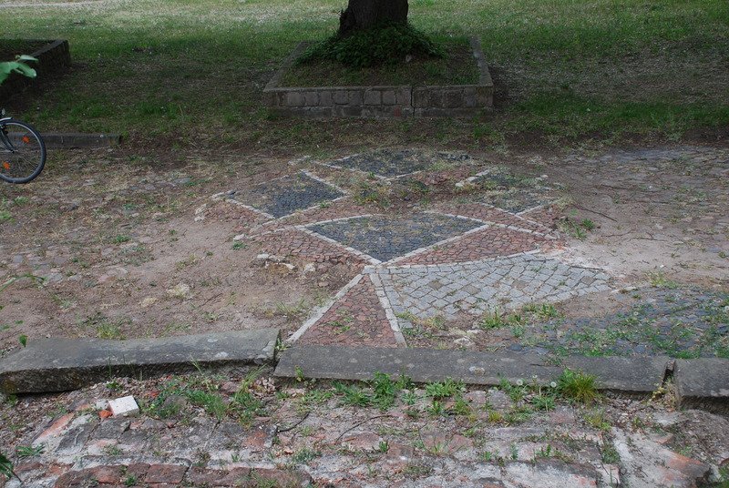Aktuelle Fotos der Stadt Küstrin / Kostrzyn Ehemalige Altstadt & Festung - Kompass-Bodenmosaik an der Kommandantur ***