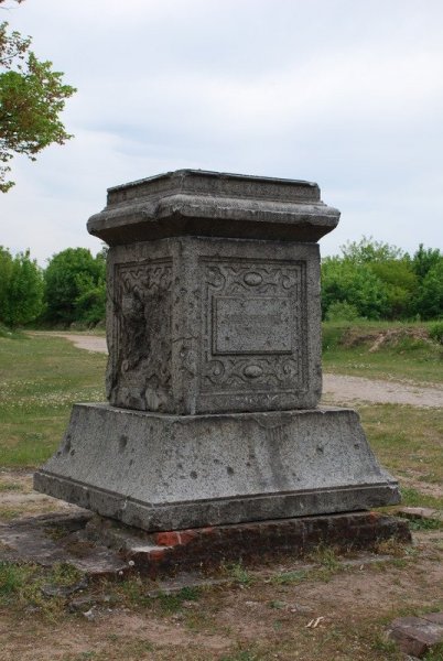Aktuelle Fotos der Stadt Küstrin / Kostrzyn Ehemalige Altstadt & Festung - Sockel des Denkmals für Markgraf Hans ***
