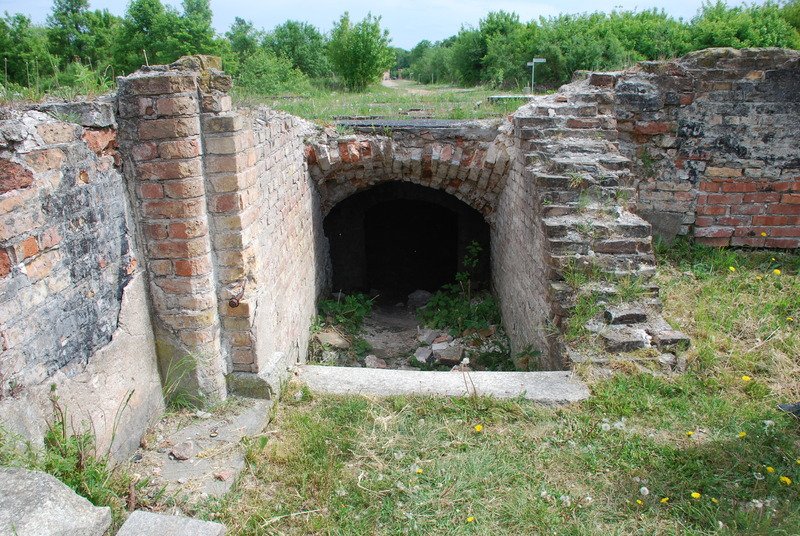 Aktuelle Fotos der Stadt Küstrin / Kostrzyn Die Schloßruine - Eingang zu einem Kellergewölbe ***