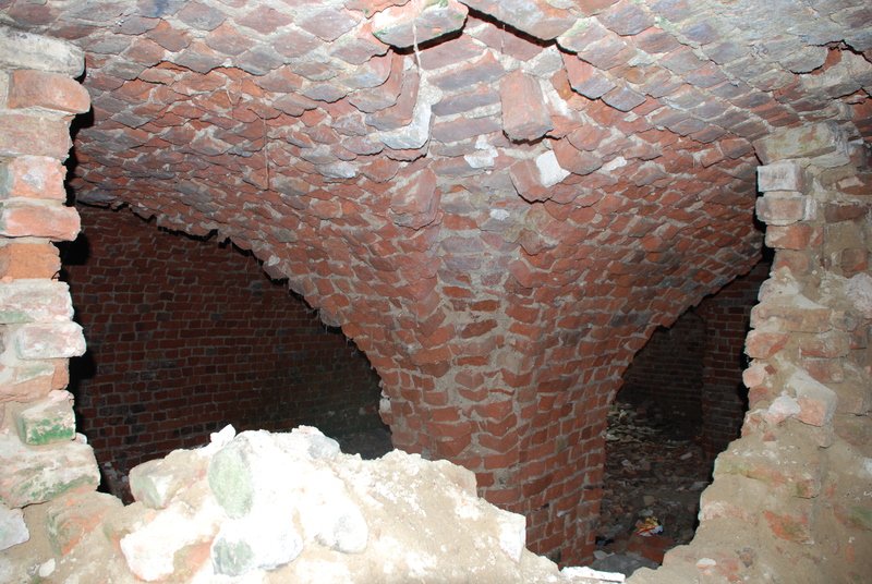 Aktuelle Fotos der Stadt Küstrin / Kostrzyn - Die Schloßkaserne Die Schloßruine - Blick von aussen in das Gewölbe ***