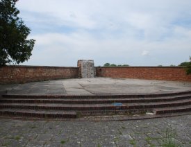 Spitze der Bastion König mit dem alten Fundament des sowj. Obelisken *** - Dort stand einmal der Obelisk.