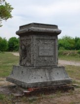 Sockel des Denkmals für Markgraf Hans ***