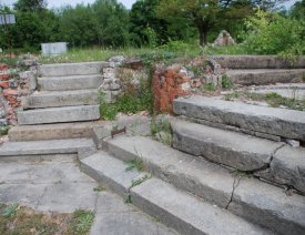 Treppe mit dem Rest des Putzes (rot) ***