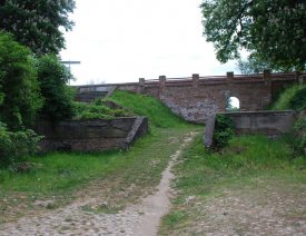 Blick durch die Webergasse zum Fischertor *** - Links die Treppe ist der zweite Aufgang zum Kattewall. Der erste ist in der Nähe des Schlosses.
