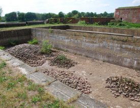 Klärbecken an der Bastion Philipp *** - Mit dem Schöpfwerk in der Bastion Philipp wurde Wasser aus der Mitte der Oder in die Klärbecken gepumpt, dort natürlich gereinigt und dann in das Wasserleitungs-Netz der Altstadt eingespeist. Früher waren die Becken abgedeckt. Ein drittes, noch abgedecktes Becken soll noch existieren.