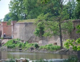 Aussenseite des Kietzer Tores *** - Mit einem Stück des Walls, dem Festungsgraben und der Brücke am Kietzer Tor.