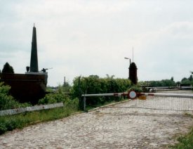 An der Oderbrücke vor der Grenzöffnung - Blick nach Westen. Aufgenommen vor der Grenzöffnung 1992. Das Foto zeigt die Original-Straße vor dem Bau der Grenzabfertigungsanlagen. Foto aus der Sammlung Sigurd Hilkenbach.