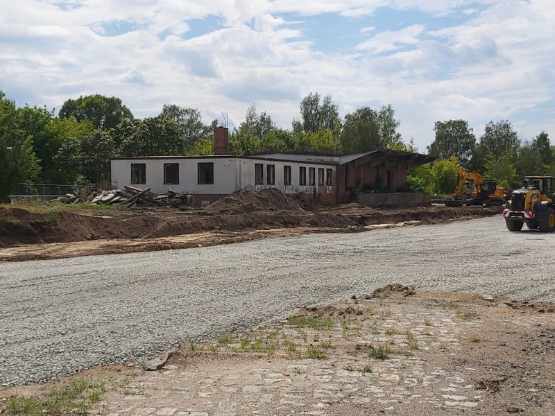 Aktuelle Fotos der Stadt Küstrin / Kostrzyn - Bahnhof Küstrin-Kietz - Der Umbau Bahnhof Küstrin-Kietz - Der Umbau - Die Rückseite der Güterabfertigung und des Güterbodens *1