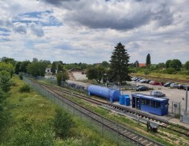 Die ehemaligen Frankfurter Gleise *1 - Die Strecke nach Frankfurt (Oder) ist lange stillgelegt, die ehemaligen Gleise enden im Westen an einem Prellbock und sind eingezäunt. Die Niederbarnimer Eisenbahn nutzt sie als Abstellgleis und Tankstelle für ihre Züge.