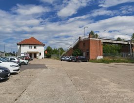 Empfangsgebäude und Fußgängerbrücke *1 - ... auf dem Bahnhof Küstrin-Kietz.