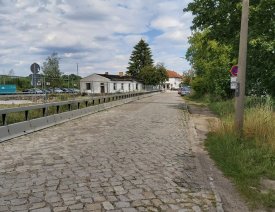 Die Bahnhofstraße, Blick Richtung Empfangsgebäude *1
