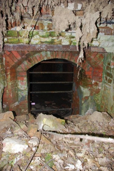 Aktuelle Fotos der Stadt Küstrin / Kostrzyn Lünette B - Ein weiterer Eingang - zugeschweisst.