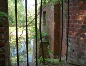 Blick durch das Fenster - ... Da konnte ich als Kind aufrecht drin stehen. (Anm: Ich war mal als Kind da, als die gesamte Insel noch Sperrgebiet war. Das muss so um 1989 gewesen sein...)