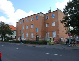 Niederlassung der DR in der DDR, Güterbahnhofstraße - Früher befanden sich hier wohl Übernachtungsmöglichkeiten und eine Kantine für Reichsbahner. In diesem Haus arbeitenen übrigens meine Eltern zu DDR-Zeiten und auch noch kurz nach der Wende für die Deutsche Reichsbahn. Rechts des Gebäudes liegt der ehemalige Pferdemarkt.  In dieser Straße stoppte übrigens der Abriß der Gebäude aus der  deutschen Zeit. Wie auf den nächsten Bildern zu sehen, sind hier noch  einige Häuser erhalten.