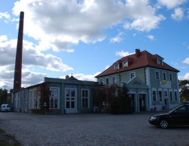 Neben dem Bahngebäude - in der Güterbahnhofstraße. Eine ehemalige Molkerei.