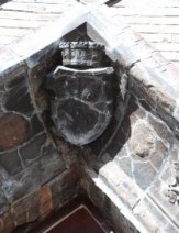 Das Küstriner Wappen - als schwarze Keramikfliese über einer der vier Türen. An den anderen drei Türen ist es nich mehr erhalten.