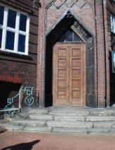 Eine der vier Eingangstüren - der Mädchenvolksschule.