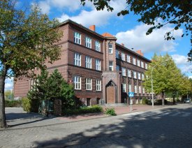 Ehem. Mädchenvolksschule - in der Stülpnagelstraße. Heute stätdtisches Gymnasium Nr. 1. Nach dem Krieg waren dort etwa 5000 polnische Arbeiter untergebracht, die mit dem Abriß der Häuser und Ruinen in der Neustadt beschäftigt waren. Aufnahme vor 1945. Einige Meter weiter links stand ab 1934 die neue Synagoge.