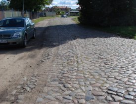 Spuren der Straßenbahngleise - in der Zorndorfer Straße. An dieser Stelle machte die Straße links einen Bogen um das Neue Werk, heute führt die Straße direkt über das ehem. Gelände des neuen Werkes und dieser alte Teil ist nur noch eine Nebenstraße.