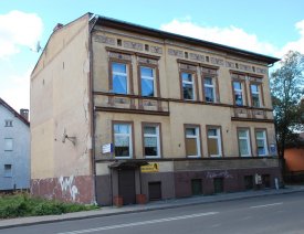 Wohnhaus in der Schiffbauerstraße - in der Nähe zur Kreuzung Warnicker Straße. Auf dem historischen Foto sehen Sie dieses Haus auf der linken Straßenseite hinter dem Eckhaus.