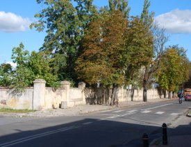 Beginn des Geländes der Pionierkaserne - in der Warnicker Straße. Etwa die Hälfte des Hauptgebäudes und einige Nebengebäude stehen noch. Ansicht vor 1945.