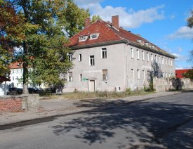 Unsaniertes Nebengebäude der Pionierkaserne