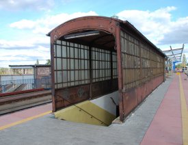 Überdachung der Treppe - auf dem oberen Bahnsteig.