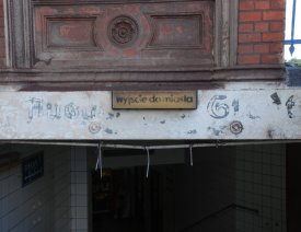 Ausgang Stadt in altdeutscher Schrift - noch zu erkennen über einer Treppe im Bahnhof Küstrin-Neustadt.
