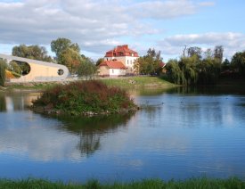 Kaiserkolk und Freilichtbühne an der Warthe - Das Schwanenhäuschen rechts der Insel fehlt. Aufnahme vor 1945.