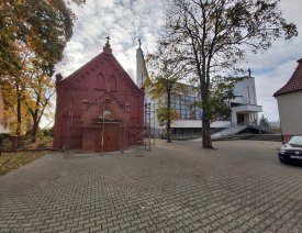 Alte Kapelle und neue Kirche (2021)