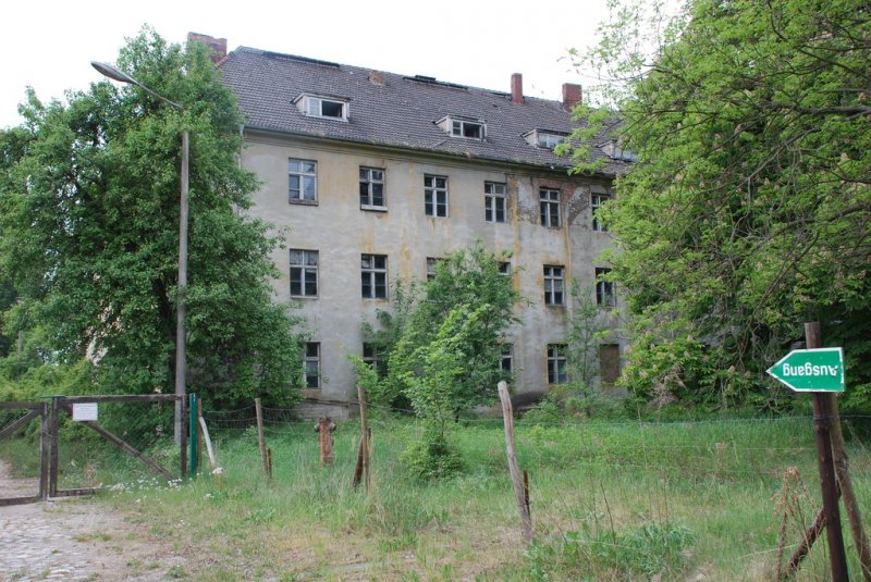 Aktuelle Fotos der Stadt Küstrin / Kostrzyn - Die Oderinsel/Artilleriekaserne Oderinsel / Artilleriekaserne - Um 1935 errichtetes Gebäude der Artilleriekaserne *4