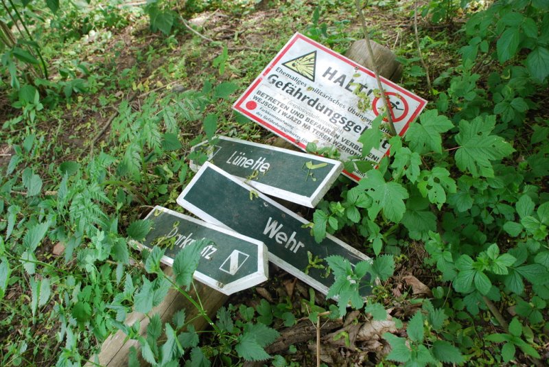 Aktuelle Fotos der Stadt Küstrin / Kostrzyn Oderinsel / Artilleriekaserne - Zerstörter Wegweiser am Kronmühlendamm *4