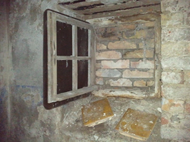 Aktuelle Fotos der Stadt Küstrin / Kostrzyn Oderinsel / Artilleriekaserne - Villa Kuhn, Kellerfenster *6