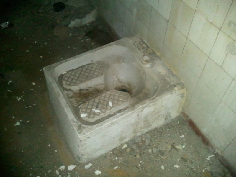 Aktuelle Fotos der Stadt Küstrin / Kostrzyn Oderinsel / Artilleriekaserne - Zölker-Villa, Russische Toilette *6
