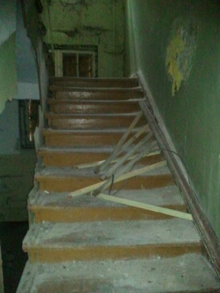Aktuelle Fotos der Stadt Küstrin / Kostrzyn - Die Oderinsel/Artilleriekaserne Oderinsel / Artilleriekaserne - Zölker-Villa, Treppe zum Dachgeschoss *6