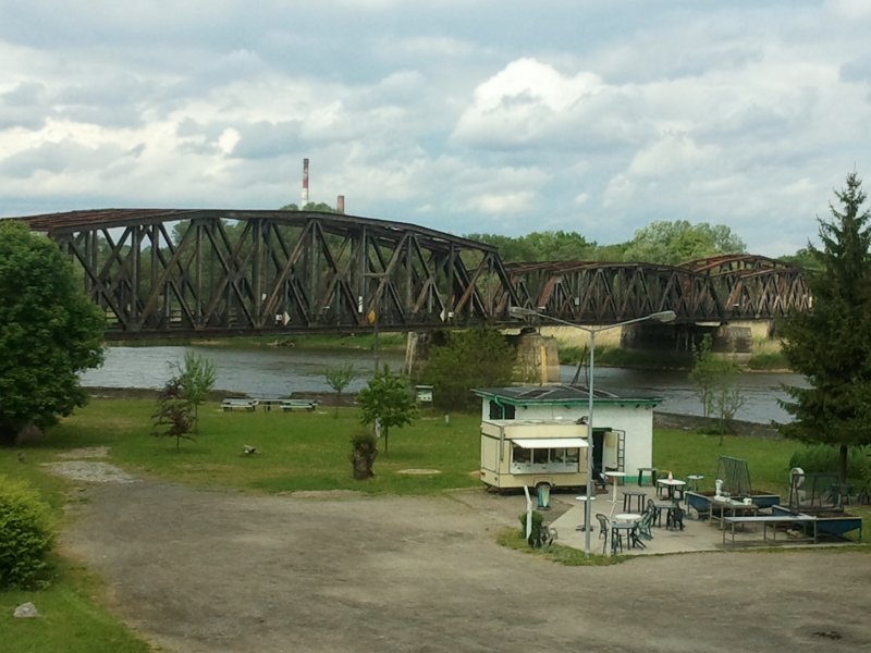 Aktuelle Fotos der Stadt Küstrin / Kostrzyn Oderinsel / Artilleriekaserne - Zölker-Villa, Blick Richtung Eisenbahnbrücke *6