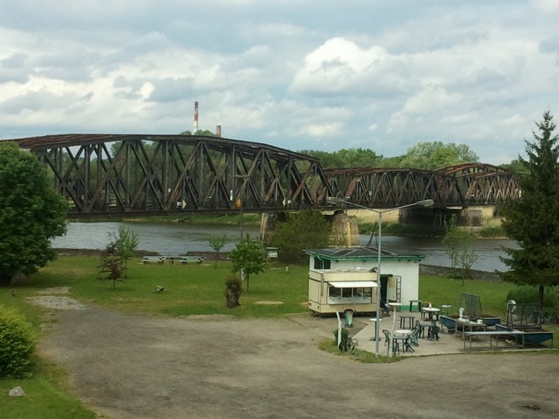 Aktuelle Fotos der Stadt Küstrin / Kostrzyn - Die Oderinsel/Artilleriekaserne Oderinsel / Artilleriekaserne - Zölker-Villa, Blick Richtung Eisenbahnbrücke *6