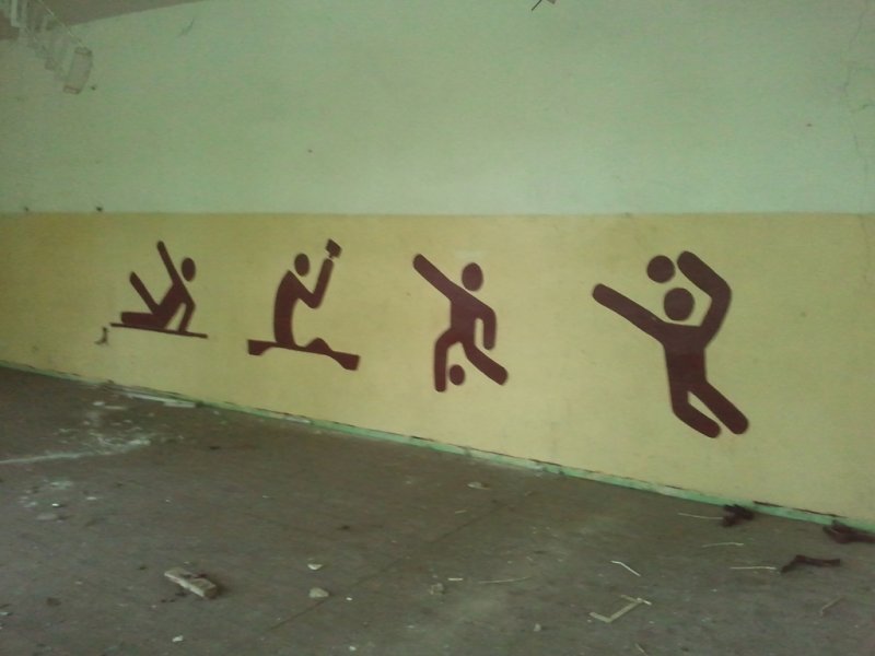 Aktuelle Fotos der Stadt Küstrin / Kostrzyn Oderinsel / Artilleriekaserne - Russische Turnhalle mit Wandbild *6