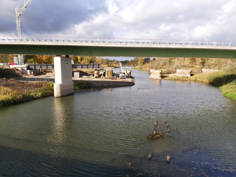 Aktuelle Fotos der Stadt Küstrin / Kostrzyn Oderinsel / Artilleriekaserne - 2021: Blick auf die abgerissene Eisenbahn-Vorflutbrücke in Küstrin-Kietz *8