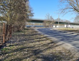 Kurve an der Odervorflutbücke in Küstrin-Kietz *9 - Rechts sieht man die Oder-Vorflutbrücke, die Auf die Oderinsel führt. Im Hintergrund die große grüne Brücke gehört zur Umgehungsstraße. Unten sieht man also die alte Bundesstraße 1, oben im Hintergrund die neue.
