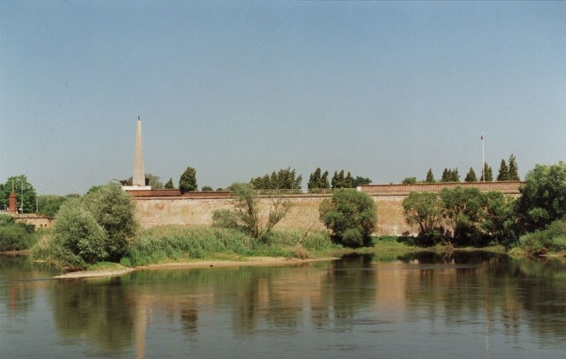 Aktuelle Fotos der Stadt Küstrin / Kostrzyn Ehemalige Altstadt & Festung - Bastion König mit sowjetischem Obelisk *