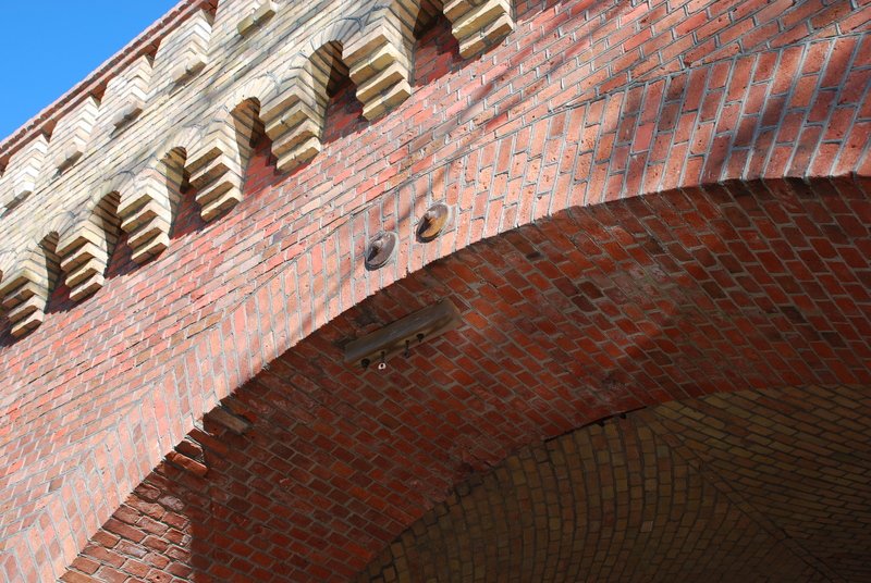 Aktuelle Fotos der Stadt Küstrin / Kostrzyn Ehemalige Altstadt & Festung - Berliner Tor - Halterung der Oberleitung der Straßenbahn **