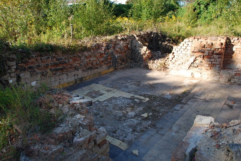 Aktuelle Fotos der Stadt Küstrin / Kostrzyn Ehemalige Altstadt & Festung - Ruine in der Berliner Straße mit Fliesenboden **