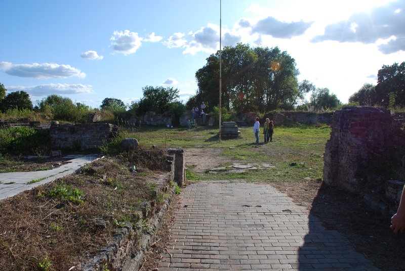 Aktuelle Fotos der Stadt Küstrin / Kostrzyn - Die Schloßkaserne Die Schloßruine - Fahnenmast und Denkmalssockel im Schlosshof **